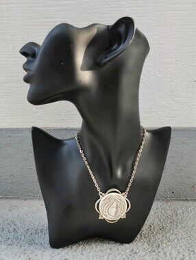 Vintage Sarah Coventry Cameo Pendant Necklace Gold Tone Signed Canada